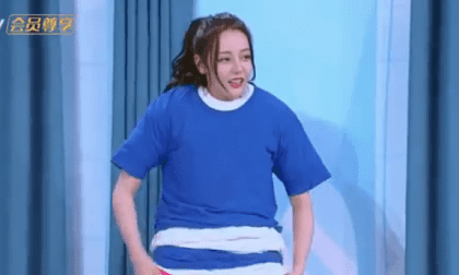 Địch Lệ Nhiệt Ba mặc một lúc 10 cái áo, dân mạng liền phán một câu xanh rờn 