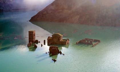 Sự thật về 'ngôi làng ma' gần 1.000 năm tuổi chìm nghỉm dưới nước rồi lại bất ngờ nổi lên sau nhiều năm, tàn tích gần như còn nguyên vẹn gây ngỡ ngàng