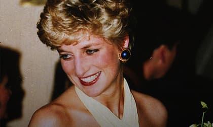 Điều ít biết về hai món đồ Công nương Diana nắm chặt trong tay sau khi trút hơi thở cuối cùng khiến nhiều người xúc động