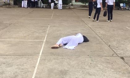 Nữ sinh 'hạ cánh' giữa sân trường mà chẳng ai quan tâm, lý do ngoài sức tưởng tượng của cộng đồng mạng