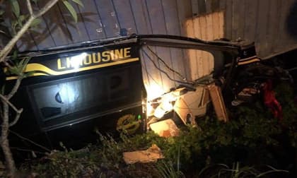 Tai nạn kinh hoàng, xe container lật đè bẹp xe limousine, 3 người tử vong