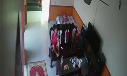 Bố mất, chàng trai lắp camera để nhìn mẹ nhưng ngày nào mở ra cũng thấy cảnh đau lòng 