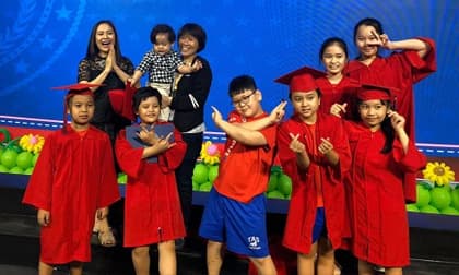 Dự lễ tốt nghiệp tiểu học con trai cả, Thanh Thuý dở khóc dở cười khi bạn gái của con chạy đến tận nơi 'tỏ tình'