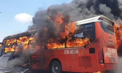 Xe khách giường nằm chìm trong biển lửa giữa trưa nắng, 18 hành khách thoát chết