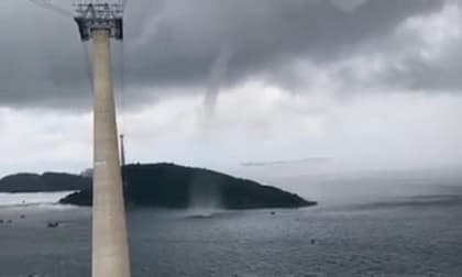 Vòi rồng xuất hiện gần cáp treo ở ga An Thới, Phú Quốc