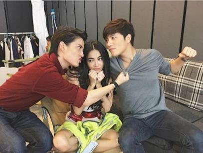 Có bạn gái đang đi du học nhưng vẫn bị đồng nghiệp tán tỉnh, chàng trai phân vân có nên nghỉ việc hay không?