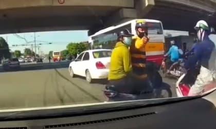 Cố tình vượt đèn đỏ, tạt đầu ô tô và hành động sau đó của tài xế Bee khiến dân mạng phẫn nộ