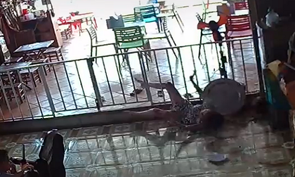 Chân ngắn còn cố vượt rào, mẹ trẻ khiến mâm cơm tới miệng ăn rồi còn toang