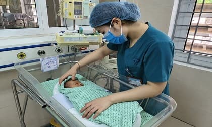 Bé sơ sinh bị bỏ rơi ở hố ga giữa trời nóng 40 độ đã khá hơn nhưng xuất hiện tình trạng đáng lo