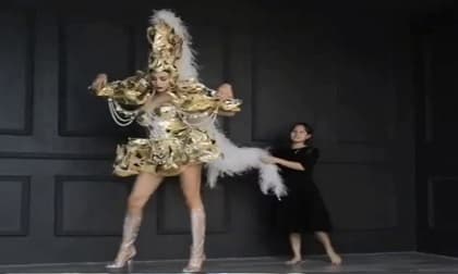 Chân dài Võ Hoàng Yến biến cô trợ lý thành người 'tí hon' vì chiều cao khủng của mình