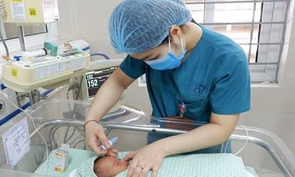 Bé sơ sinh bị bỏ rơi ở hố ga giữa trời nóng 40 độ đã tử vong sau 3 tuần điều trị