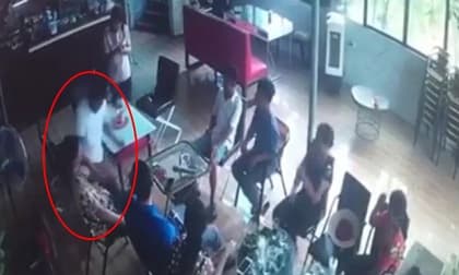Khoảnh khắc 'ma men' bất ngờ đâm bạn tử vong trong quán cafe ở Hà Nội