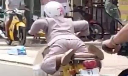 Thót tim cảnh 'quái xế' lớn tuổi 'làm xiếc' khi lái xe máy tốc độ cao trên đường