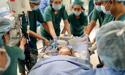 Gần 100 y bác sĩ tách rời hoàn toàn 2 bé song sinh dính liền