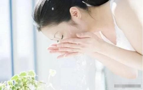 'Đừng đi ngủ sau khi rửa mặt! Hãy chú ý đến bốn chi tiết nhỏ này trước khi đi ngủ, làn da sẽ ngày càng đẹp hơn