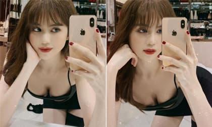 Ngọc Trinh khom người khoe vòng một, rãnh ngực sâu hun hút gây chú ý 