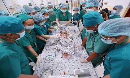 Cặp song sinh Trúc Nhi - Diệu Nhi đã tỉnh lại sau ca đại phẫu lịch sử kéo dài gần 13 tiếng