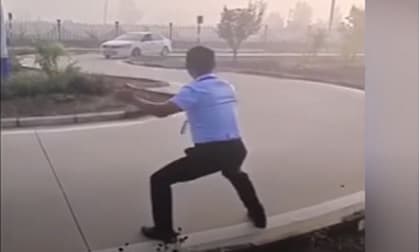 Thầy dạy lái xe chỉ đạo như múa võ, học viên vẫn đánh lái kiểu 'đâm đầu vào ngõ cụt'