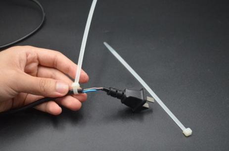 Bị hỏng chân phích cắm? Có thể sửa như thế này, nó sẽ bền như một cái mới