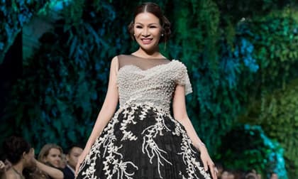 Ở ẩn sau 3 năm, quý bà Bùi Thị Hà bất ngờ xuất hiện trên sàn catwalk khiến giới mộ điệu thời trang thổn thức