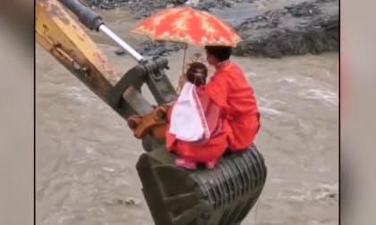 Cô dâu đu gầu xúc, vượt dòng nước lũ về nhà chồng trong ngày cưới