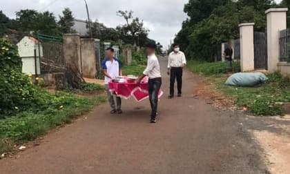 Đám cưới có 1-0-2: Khiêng cỗ về nhà ăn, chờ cô dâu và chú rể tới chúc rượu