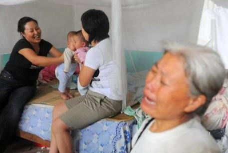 Con gái và con dâu cùng sinh một lúc, cách ứng xử của người mẹ chồng này rất đáng để học hỏi 