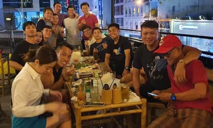 Công Phượng hiếm hoi đưa vợ sắp cưới đi dự tiệc cùng đồng đội