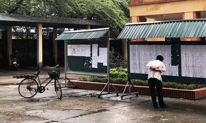 Xúc động hình ảnh cha đi xe đạp cũ, cầm điện thoại 'cùi' dán băng dính chằng chịt chụp điểm thi cho con