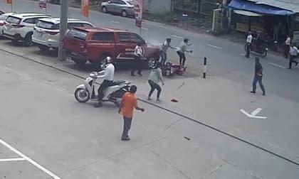 Hai tên cướp dây chuyền dùng dao và bình xịt hơi cay tấn công người dân để thoát thân