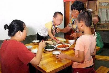 Trẻ có được giáo dục hay không có thể nhìn thấy từ bàn ăn, điều này quyết định hướng đi của cuộc đời về sau của trẻ