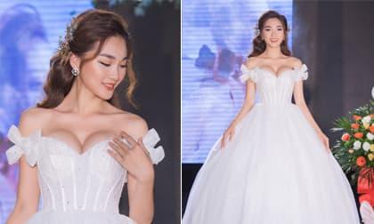 Bạn gái cũ tiền vệ Phan Văn Đức - Ngọc Nữ 'o ép' vòng một khi diện váy cưới 