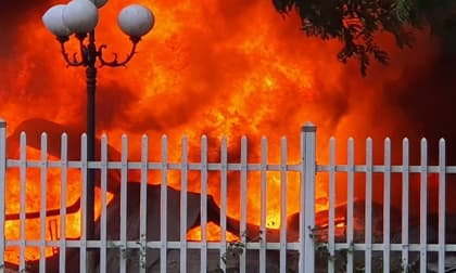 Hoả hoạn kinh hoàng, lửa cháy ngùn ngụt bao trùm khu công nghiệp Yên Phong, Bắc Ninh