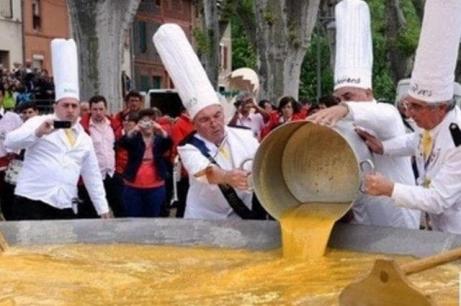 Bạn đã biết món trứng tráng lớn nhất thế giới? Cần 5200 quả trứng để đạt được Kỷ lục Guinness Thế giới!
