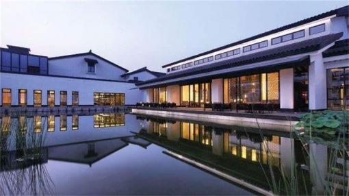 Khách sạn 'gần gũi với thiên nhiên nhất' trên thế giới, gấu tắm cùng du khách, cá mập bơi bên giường