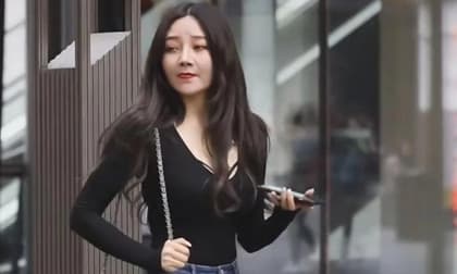 Quần rách bây giờ đã nhiều thay đổi, nhưng không ngờ cô gái trẻ này lại có cách mặc mới hơn