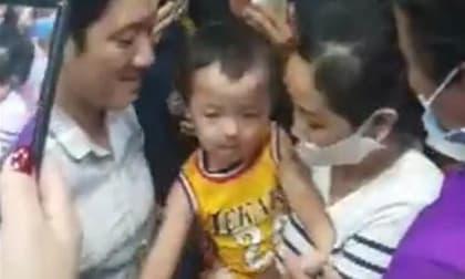 Vỡ òa giây phút bé trai mất tích ở Bắc Ninh trở về, hạnh phúc trong vòng tay cha mẹ