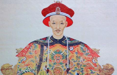 Áo choàng rồng của hoàng đế xưa không giặt được bằng nước, nếu có mùi hôi thì phải làm sao?