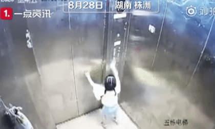 Đến thăm bà ngoại, bé gái 3 tuổi hoảng loạn khi mắc kẹt trong thang máy để rồi ngã từ tầng 8 tử nạn, hình ảnh ghi lại trong camera gây ám ảnh