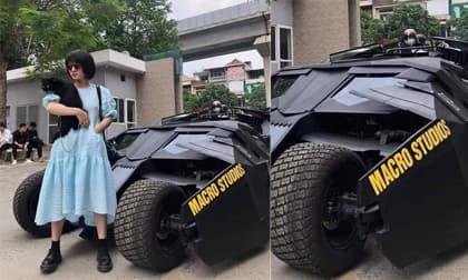 Bế mèo chụp ảnh bên 'xe Batman', cô gái bỗng được dân  mạng chú ý