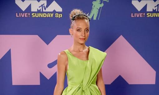 'Cô đào Hollywood' Nicole Richie diện váy NTK Công Trí lên thảm đỏ VMAs