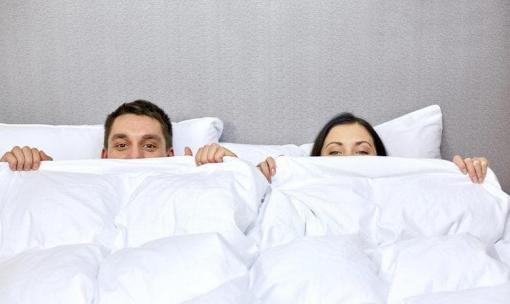 Có nên giao hợp trong kỳ kinh nguyệt không? Và sau mấy ngày hết kinh mới nên 'yêu' lại?