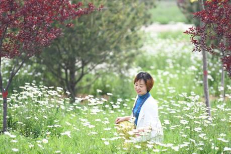 Cách tạo dáng chụp ảnh vừa trẻ vừa đẹp cho phụ nữ trung niên! 