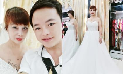 'Cô dâu 62 tuổi' Thu Sao mặc váy gợi cảm, lộ cả hình xăm ở ngực khi chụp ảnh kỷ niệm 2 năm ngày cưới chồng trẻ 