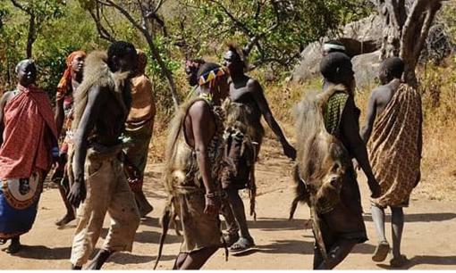 Tại sao người châu Phi không làm nông? Người Hadza đã trả lời một cách đáng ngạc nhiên, kiếm sống bằng cách đi chơi 