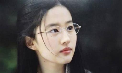 Lưu Diệc Phi gây sốt với loạt ảnh cũ, mức độ trong sáng khiến dân mạng phải thốt lên 'đẹp hơn cả sương sớm mai' 