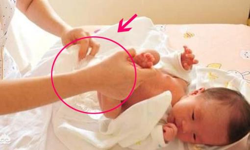 Để lau mông cho bé, nên dùng khăn ướt hay khăn giấy? Nhiều mẹ đã nhầm