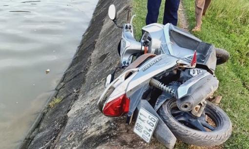 Nguyên nhân ban đầu vụ ông cùng 2 cháu rơi xuống sông tử vong thương tâm