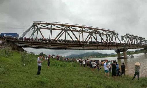 Cô gái ngã rơi xuống sông, thanh niên dũng cảm nhảy xuống cứu nhưng cả 2 đều bị nước cuốn tử vong