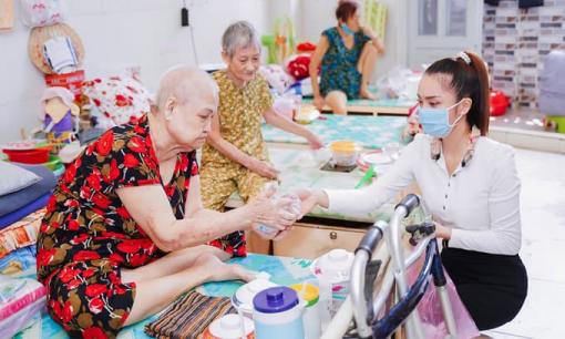 Á khôi Nguyễn Thùy Chi đẹp giản dị phát quà Trung Thu